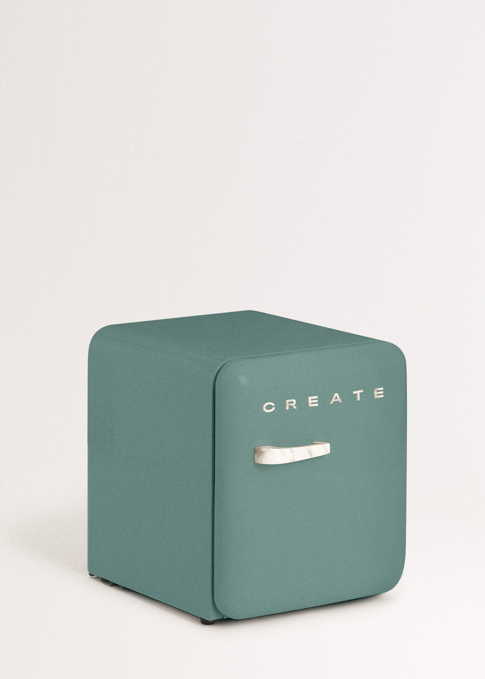 Un mini-frigorífico verde azulado con 'CREATE', mango de mármol, sobre fondo blanco.