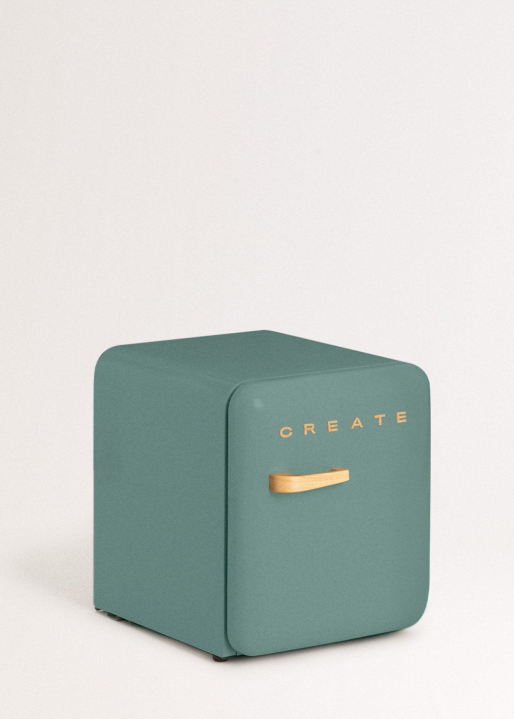 Un mini-frigorífico verde azulado con un asa de madera, la palabra CREATE en dorado, sobre fondo blanco.
