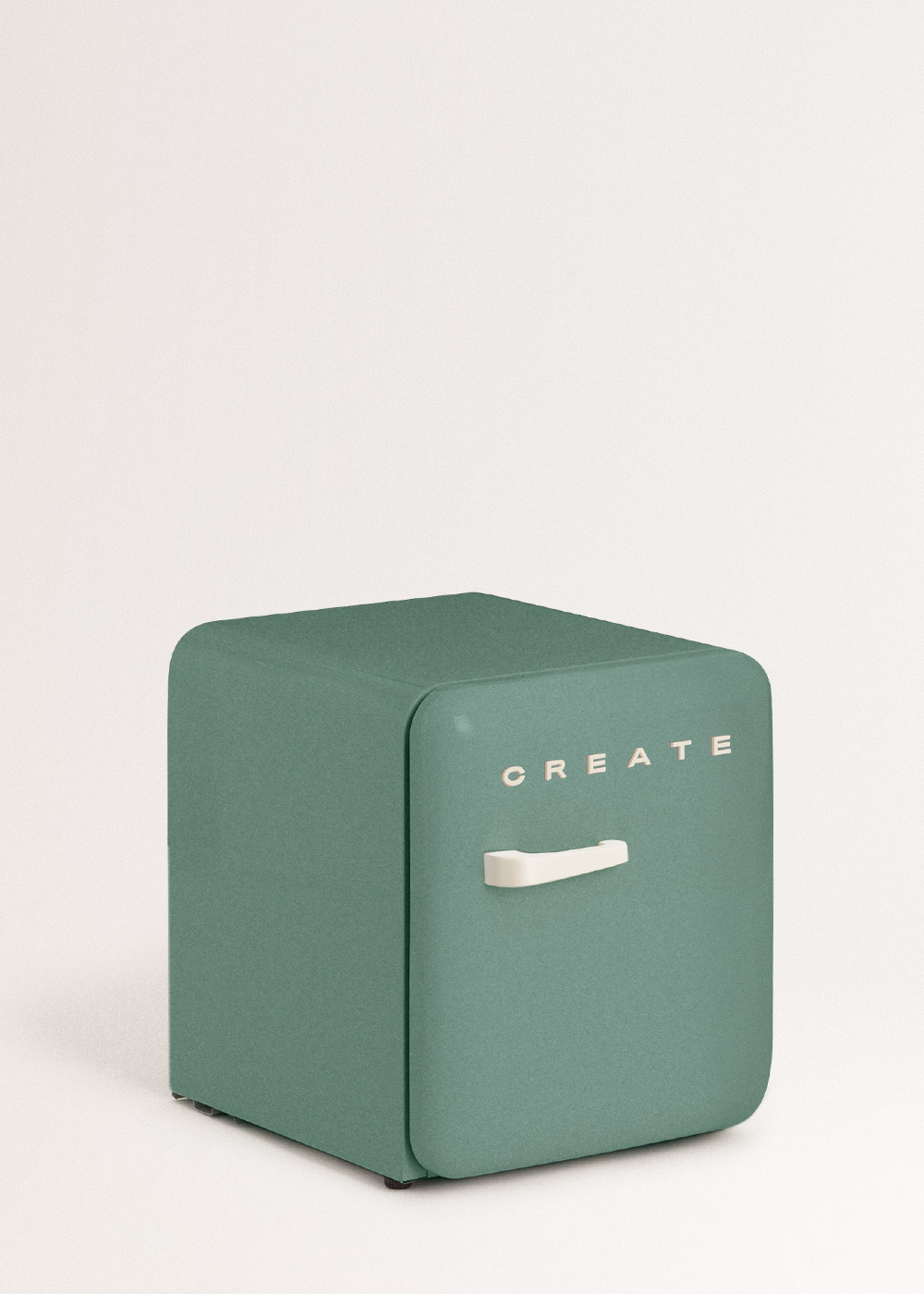 Un mini-refrigerador verde azulado con un asa blanca y la palabra 'CREATE' en la puerta, sobre un fondo blanco.