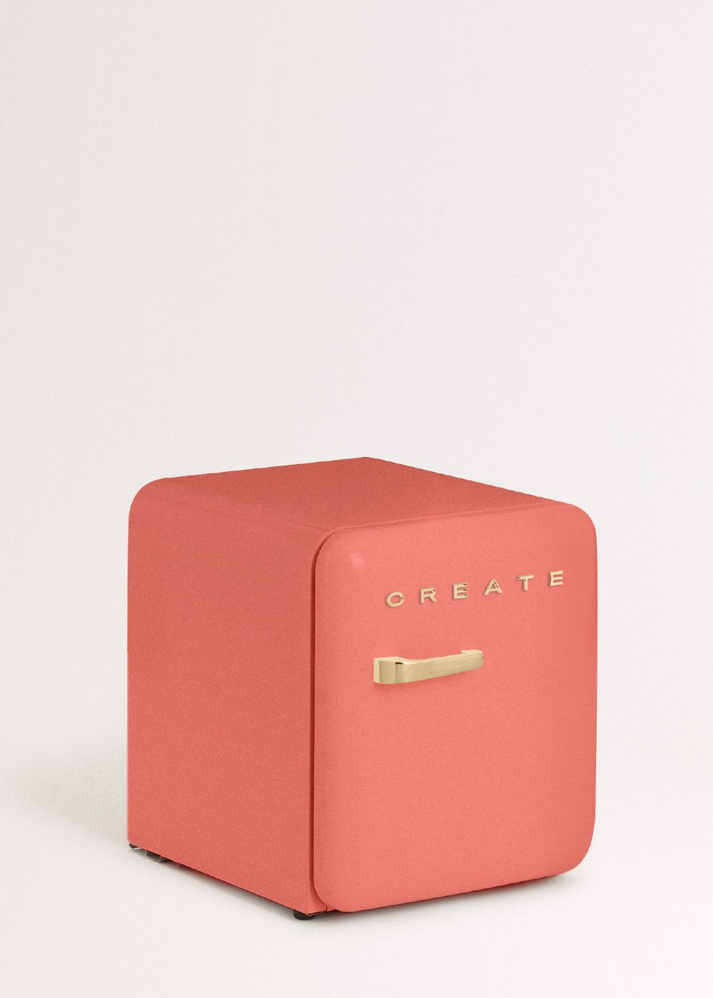 Un mini-frigorífico coral con 'CREATE' escrito y un mango dorado, sobre un fondo blanco.
