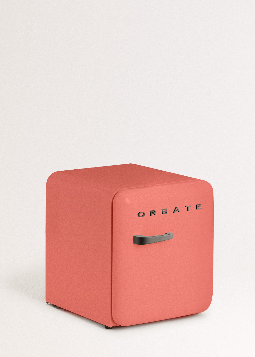 Un mini-refrigerador coral con la palabra CREATE. Tiene un asa negra y está sobre una superficie blanca.