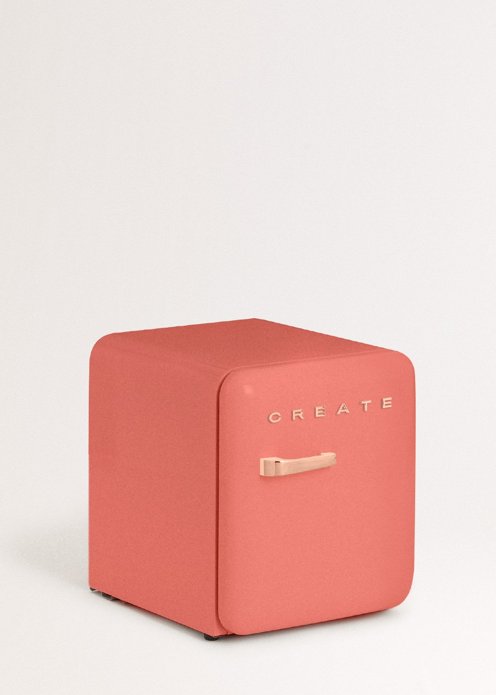 Un mini-refrigerador coral con la palabra CREATE. Tiene un asa dorada y está sobre un fondo blanco.
