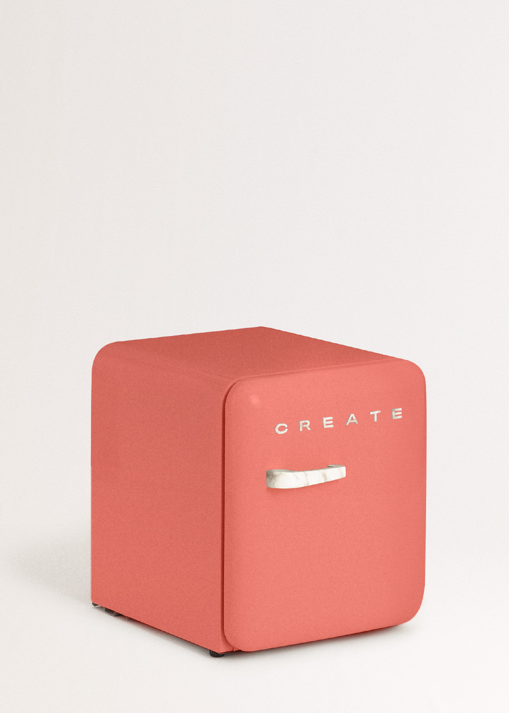 Un mini-refrigerador de color coral con la palabra 'CREATE', un asa blanca y sobre un fondo blanco.