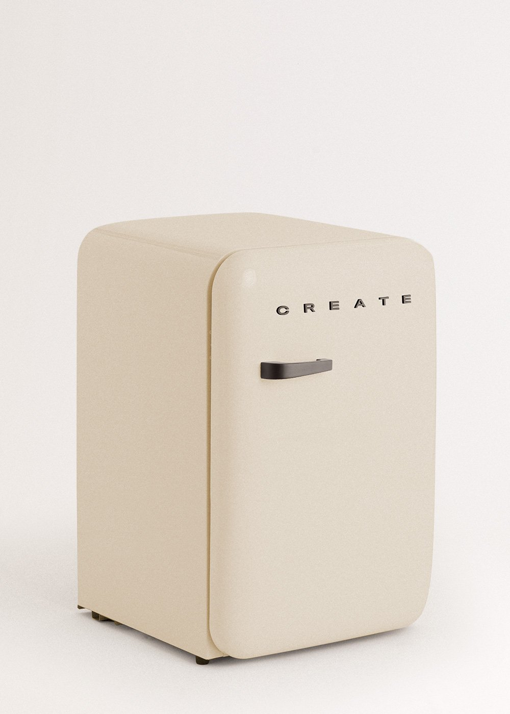 Un mini-refrigerador crema con la palabra 'CREATE' al frente. Tiene un asa negra y está sobre un fondo blanco.