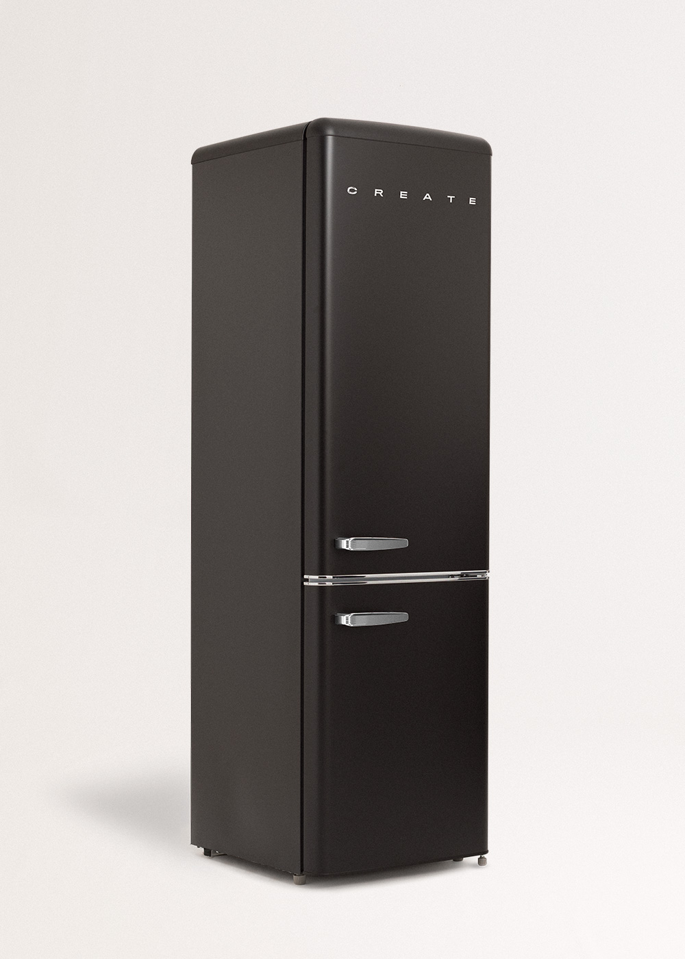 Un refrigerador negro con 'CREATE', manijas cromadas y un fondo blanco.