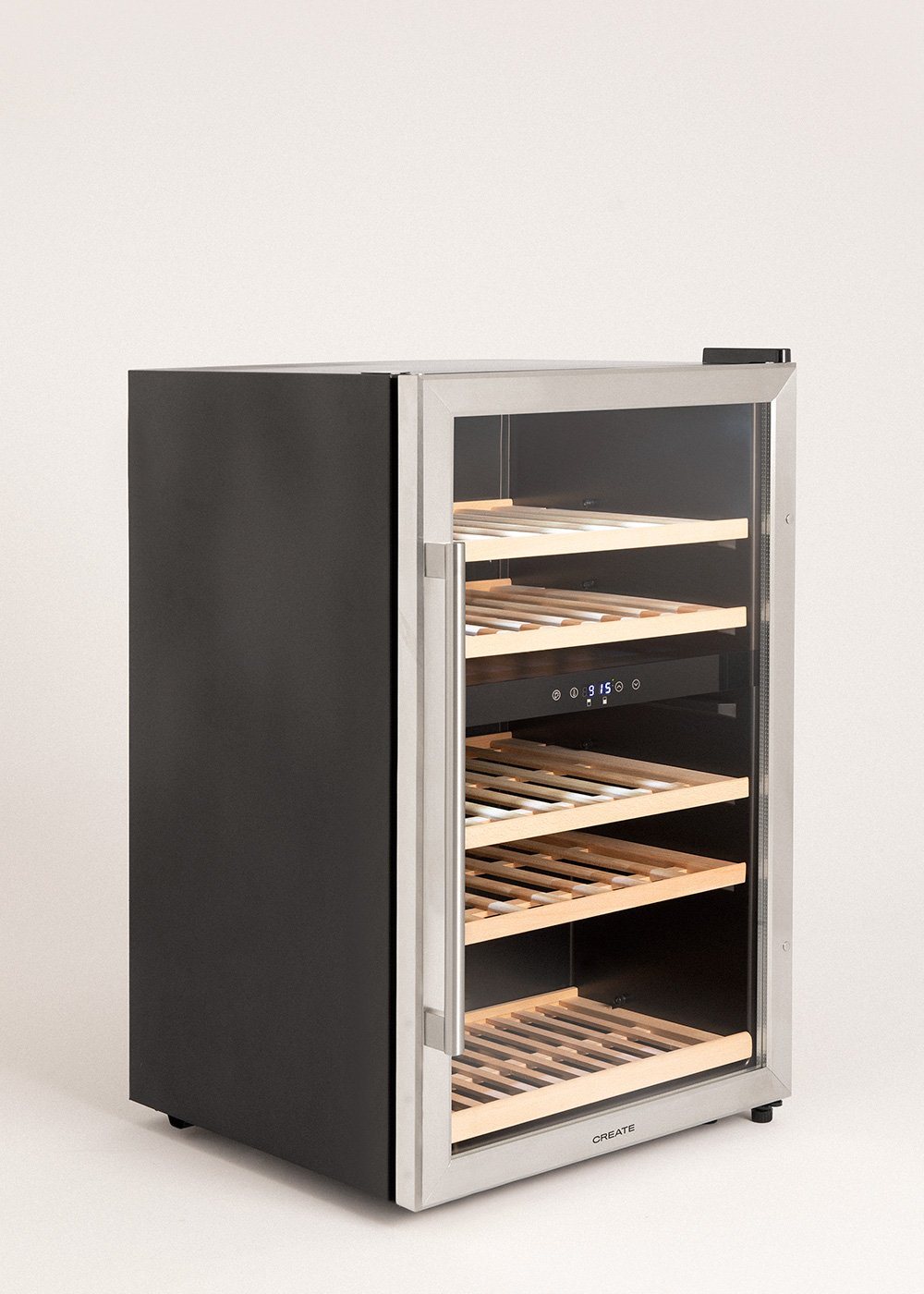 Una vinoteca con cuerpo negro, puerta de cristal y estantes de madera. La puerta tiene marco y tirador plateados.
