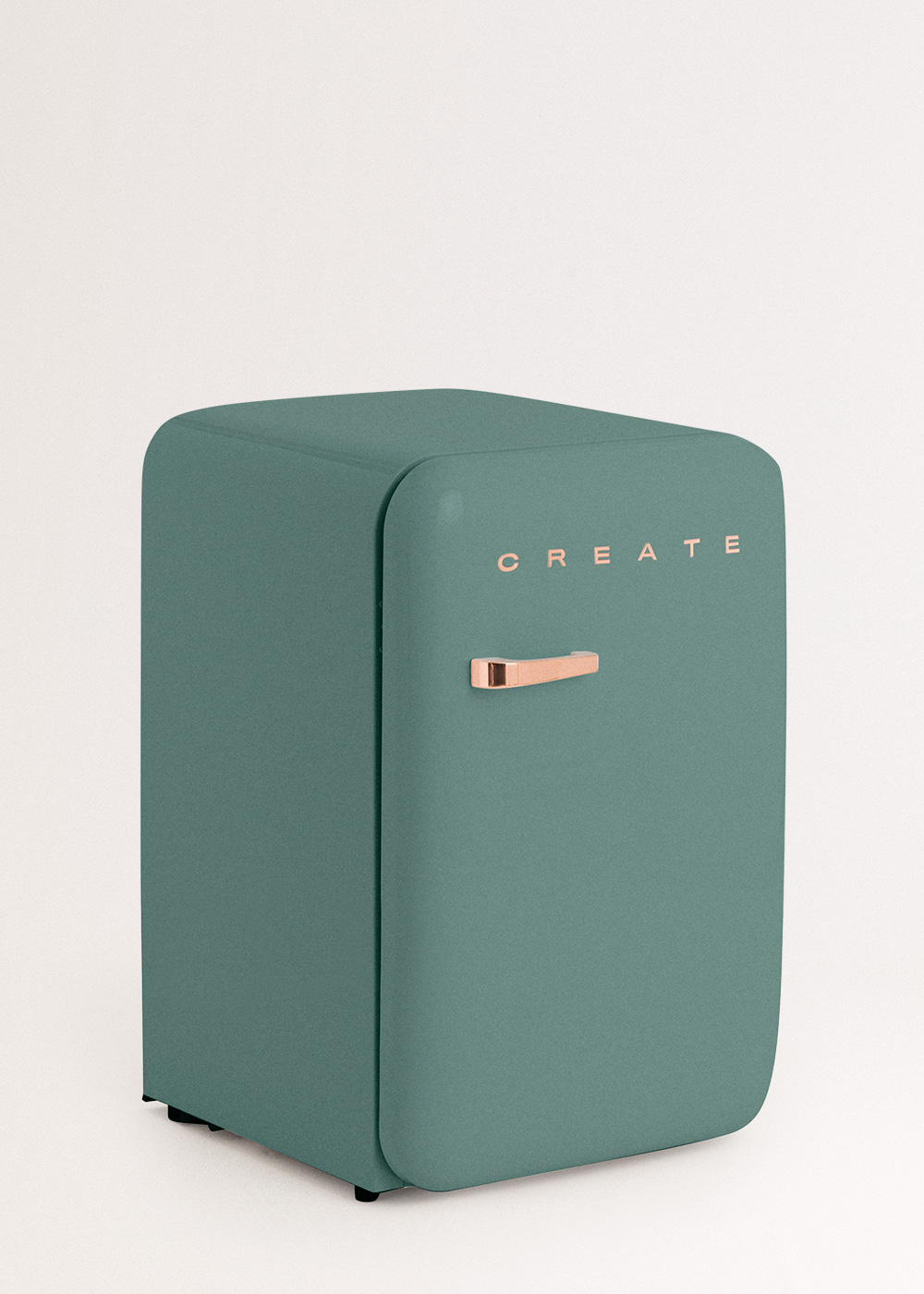Un mini-refrigerador turquesa con esquinas redondeadas, un tirador de cobre y la palabra CREATE en letras de cobre en la puerta sobre un fondo blanco.