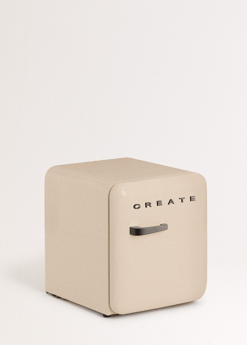 Mini-nevera beige con la palabra 'CREATE' en el frente. Hay una manija negra. El fondo es blanco.