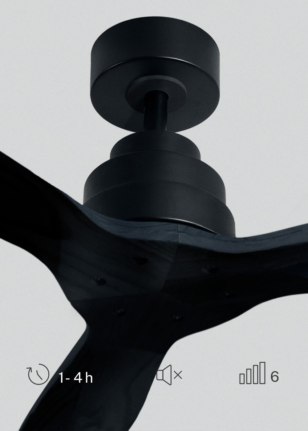 Primer plano de un ventilador de techo negro con tres aspas. Iconos de temporizador, silencio y ajustes de velocidad. Fondo gris.