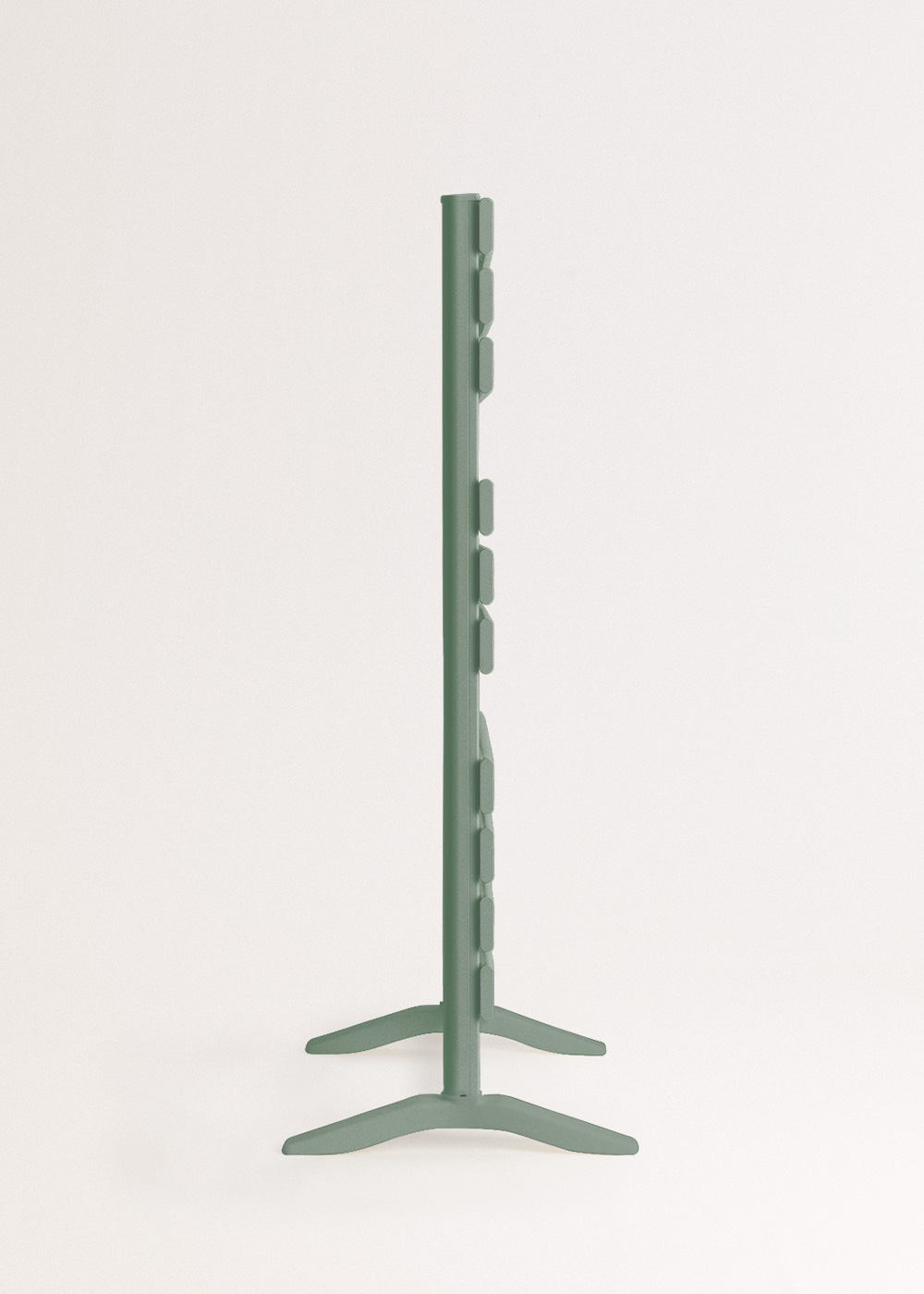 Un separador verde y moderno con una viga vertical y recortes rectangulares. Tiene una base con dos pies, sobre un fondo blanco.