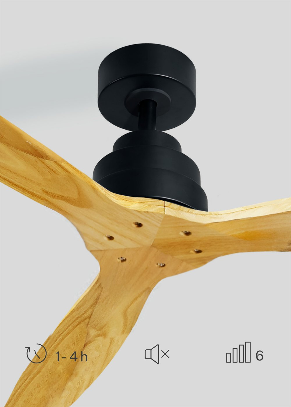 Un ventilador de techo con aspas de madera y motor negro. Indicadores de velocidad y temporizador visibles. Fondo blanco.