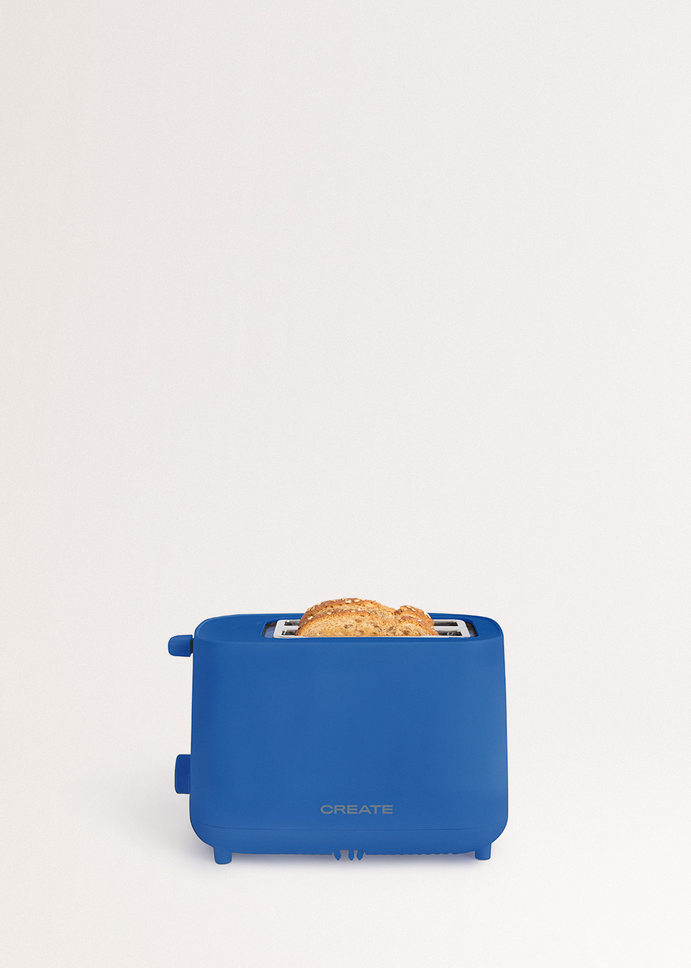 Una tostadora azul con dos rebanadas de pan tostado dentro, sobre un fondo blanco liso.