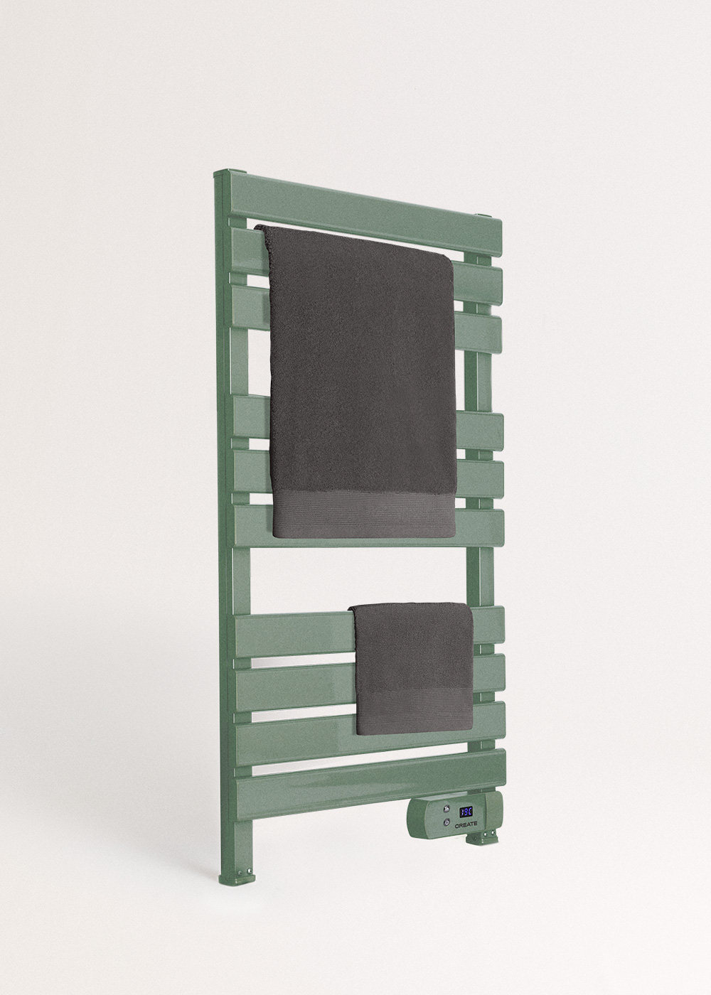 Un calentador de toallas verde con dos toallas gris oscuro colgadas. El calentador tiene un panel de control electrónico. Fondo blanco.