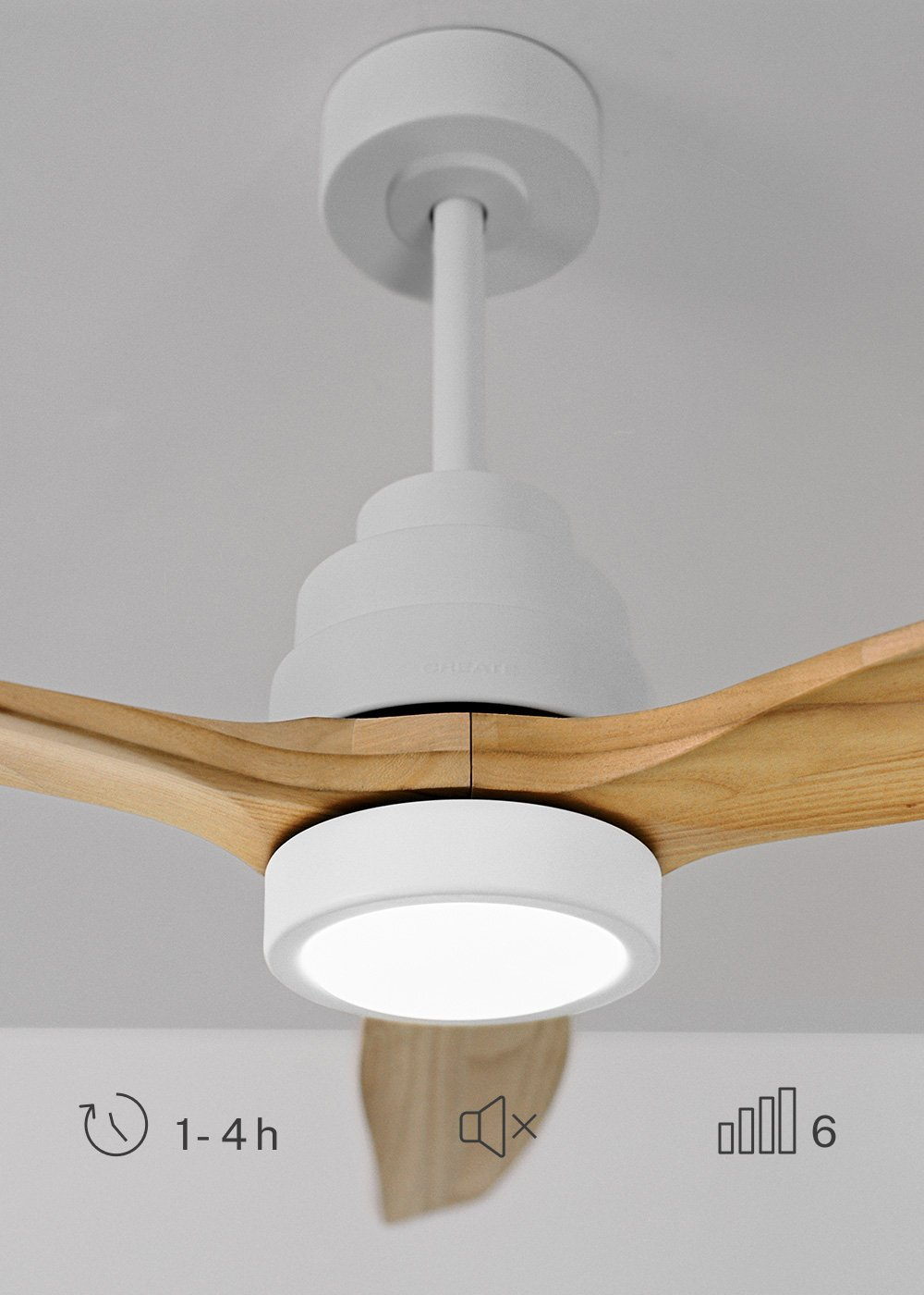 Un ventilador de techo blanco con aspas de madera y una luz circular. Se muestran símbolos de temporizador, silencio y ajustes de velocidad.