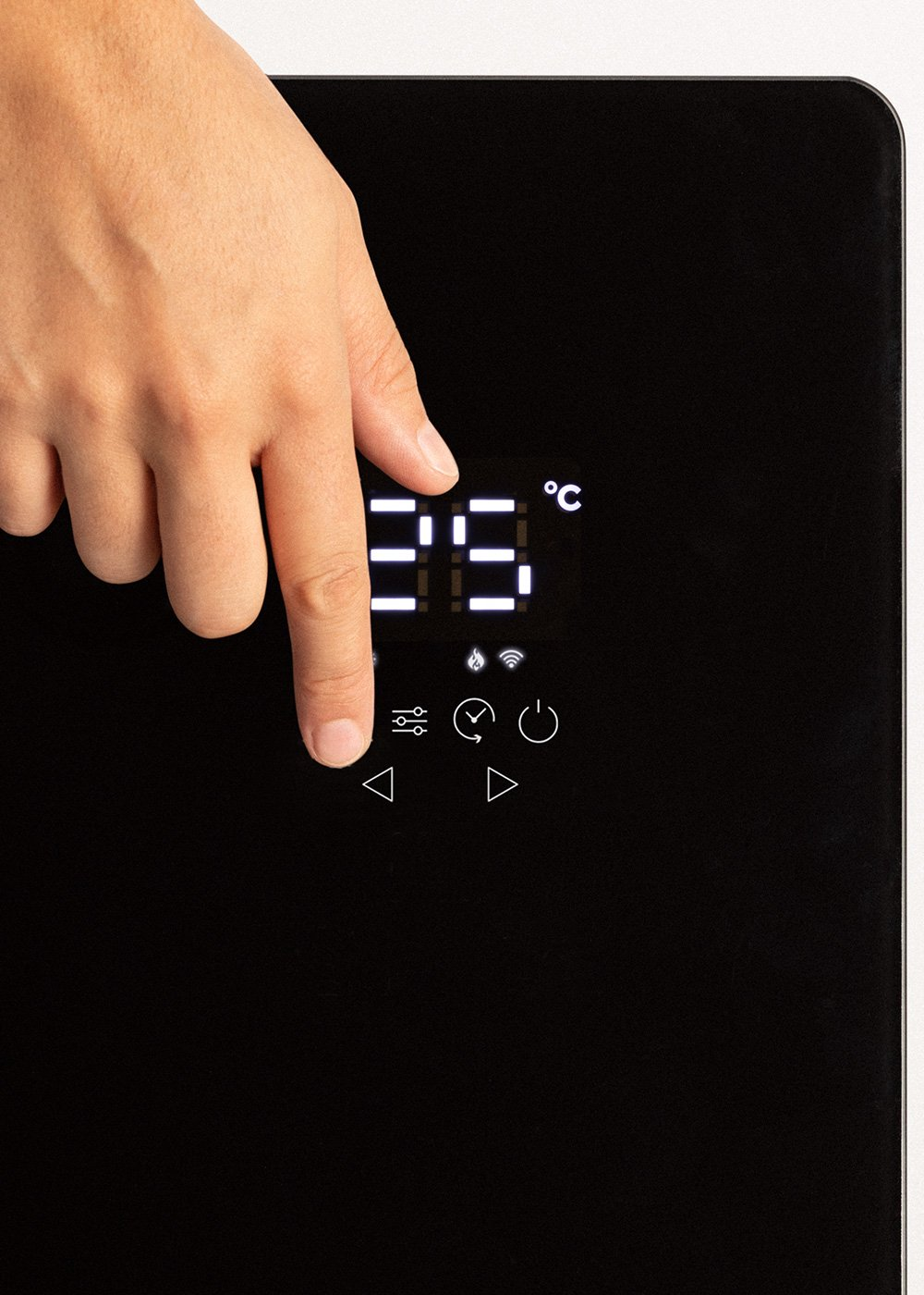 Una mano presiona un botón en un panel negro que muestra 35°C. Otros iconos incluyen una llama, Wi-Fi, un reloj y un símbolo de encendido.