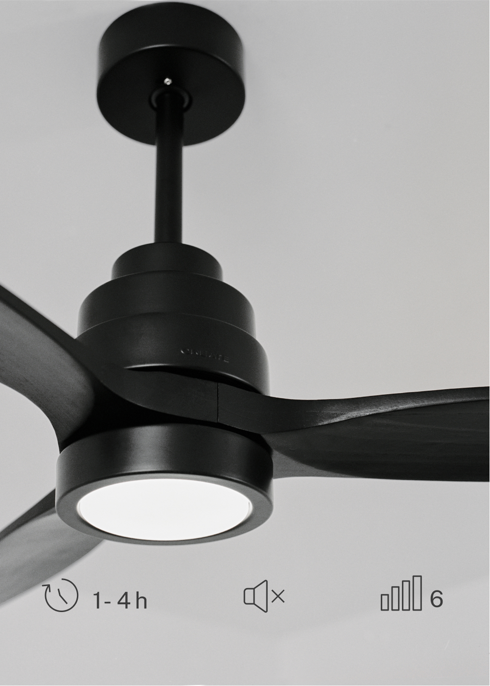 Un ventilador de techo negro con tres aspas y luz. Iconos indican temporizador, silencio y velocidad 6. Fondo blanco.