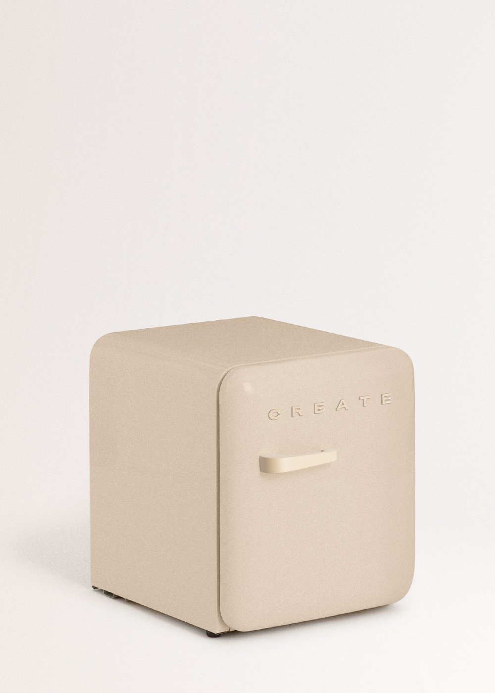 Un mini-frigorífico beige con la palabra 'CREATE' en la puerta. Tiene un asa y está sobre un fondo blanco.