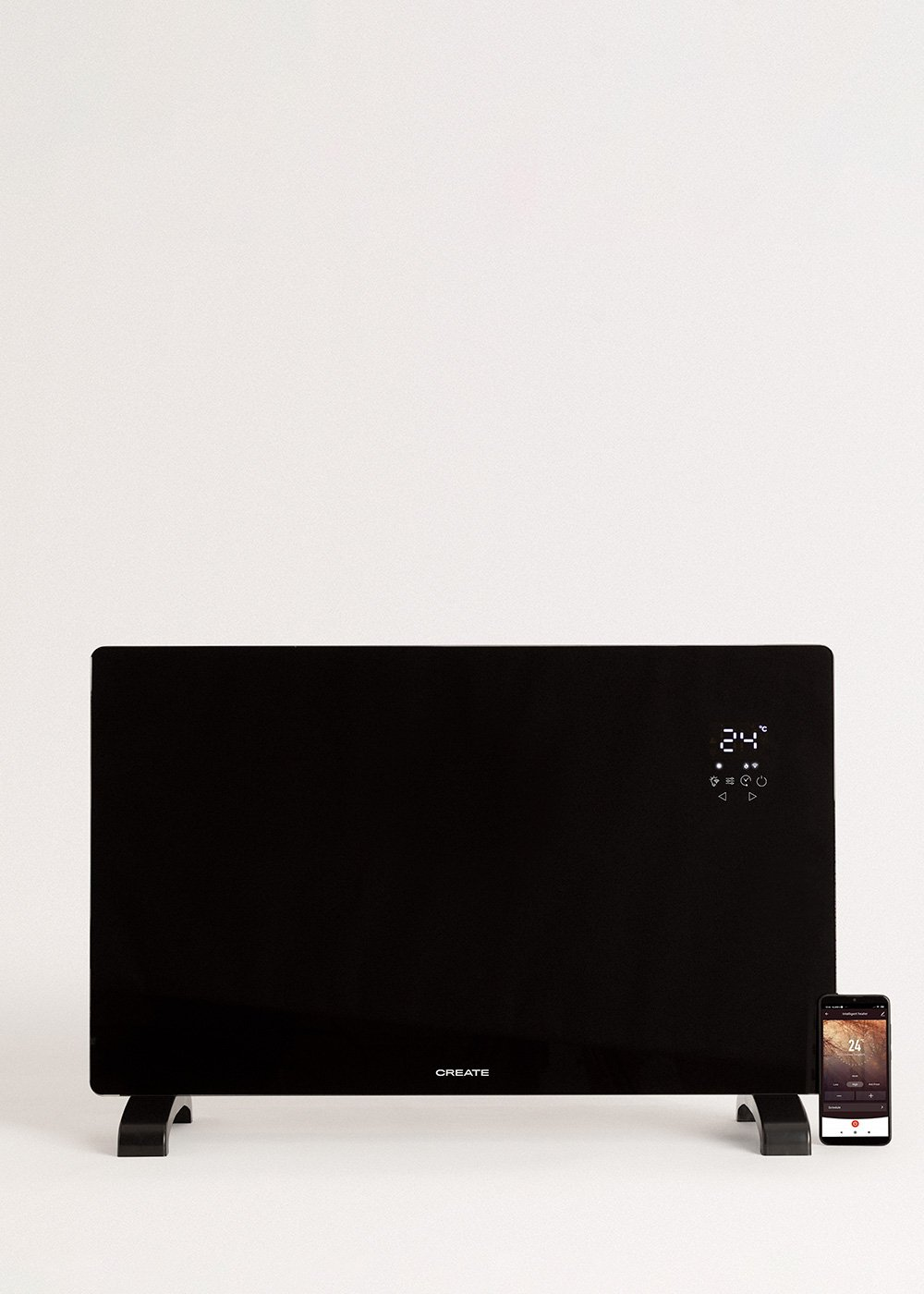 Calentador eléctrico negro con pantalla digital, muestra 24 grados. Un teléfono muestra la misma temperatura. Fondo blanco.