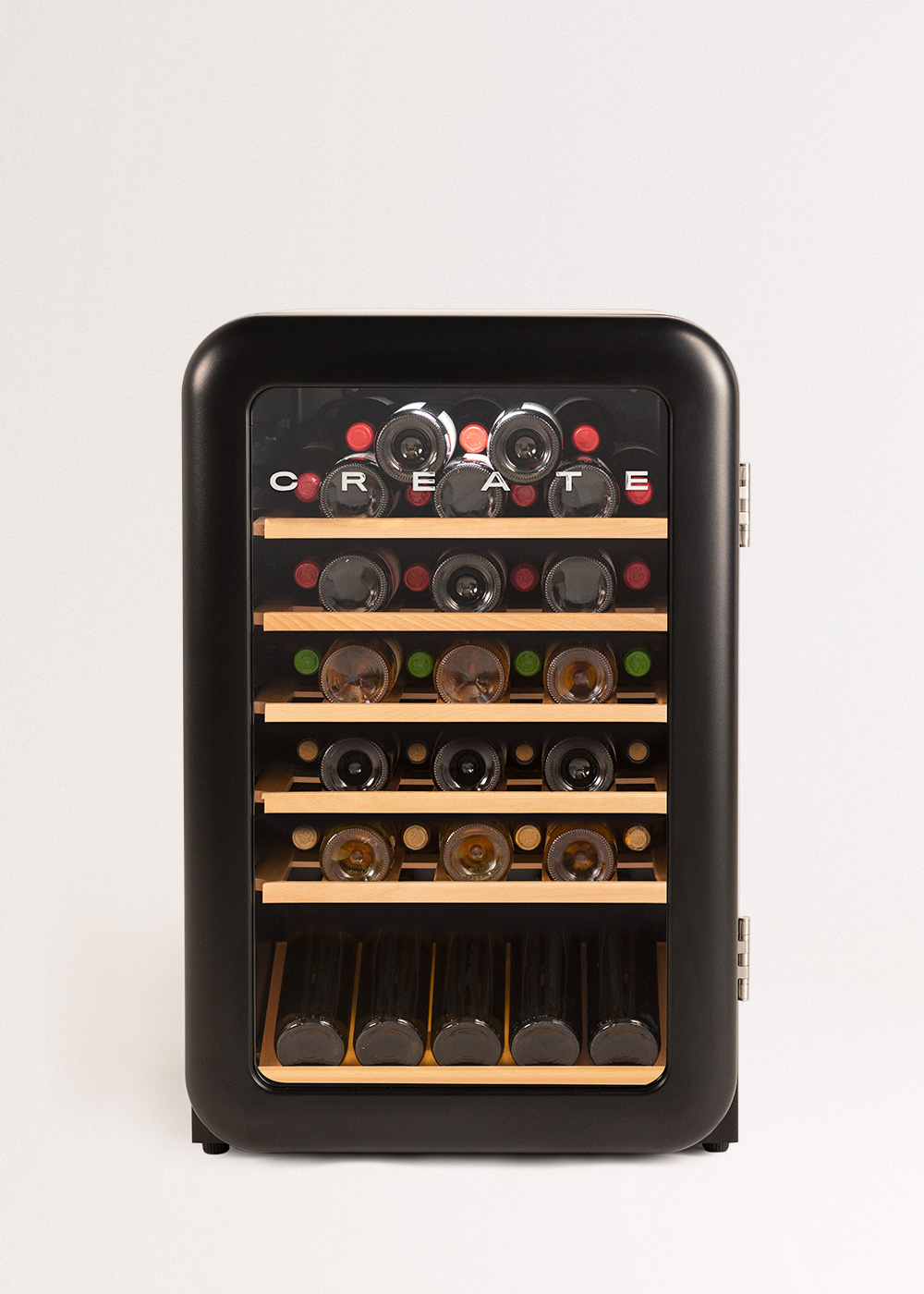 Enfriador de vino negro con CREATE arriba. Tiene muchas botellas de vino en su interior sobre estantes de madera, sobre fondo blanco.