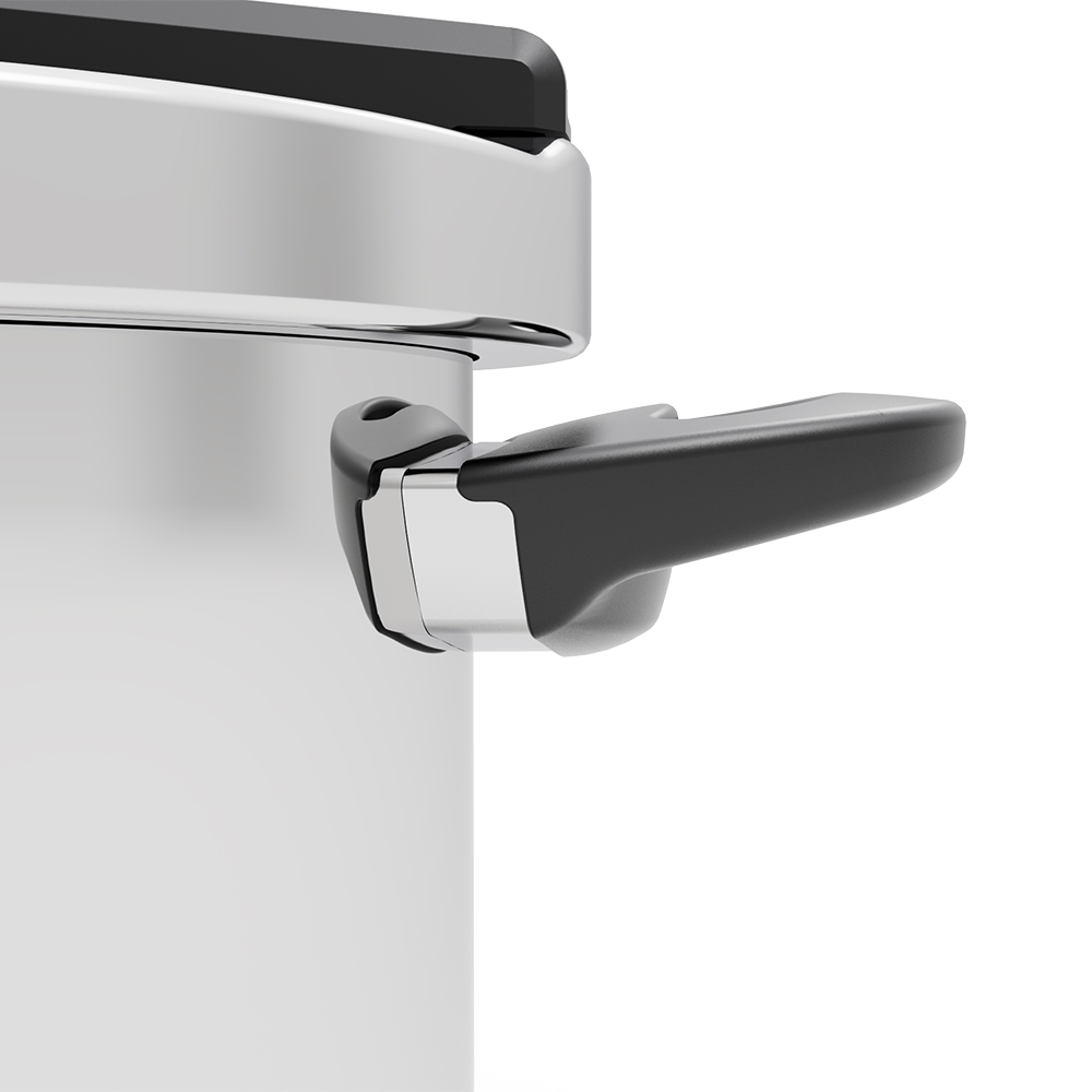 Primer plano de una olla plateada con asa negra. El asa está extendida, pareciendo ergonómica. El fondo es blanco.