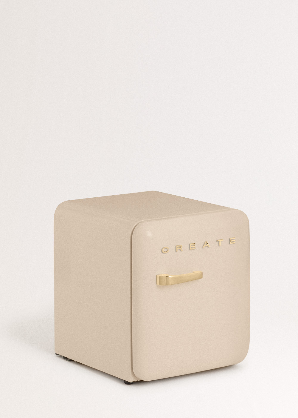 Un mininevera beige con asa dorada y letras 'CREATE', sobre un fondo blanco.