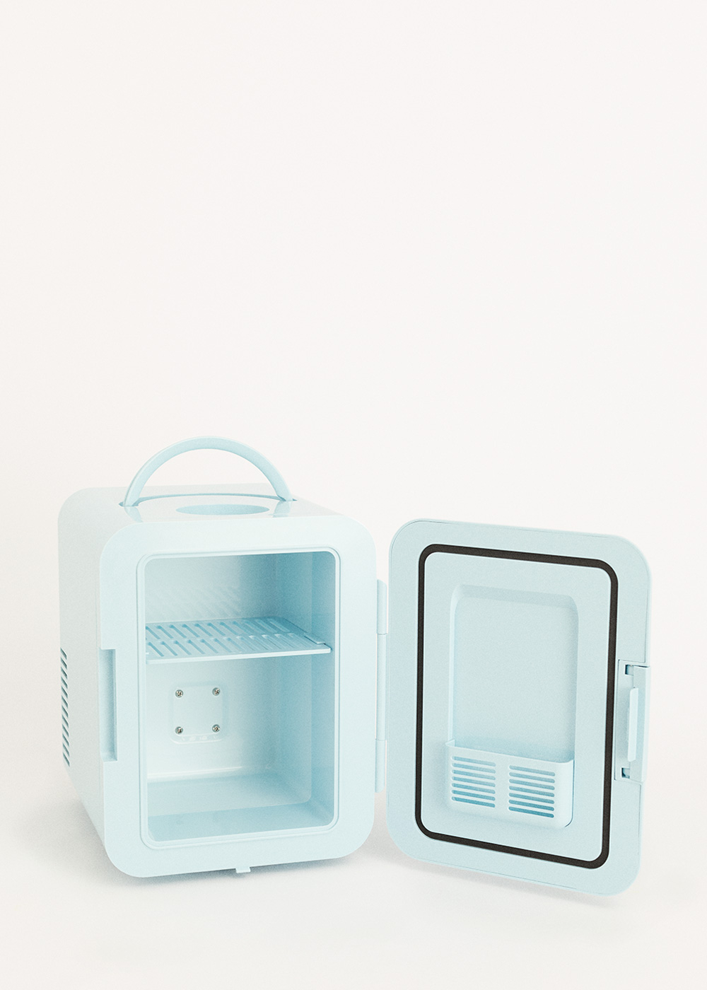 Un mini refrigerador azul claro con la puerta abierta. Tiene un asa en la parte superior. El interior tiene un estante y un pequeño compartimento en la puerta.