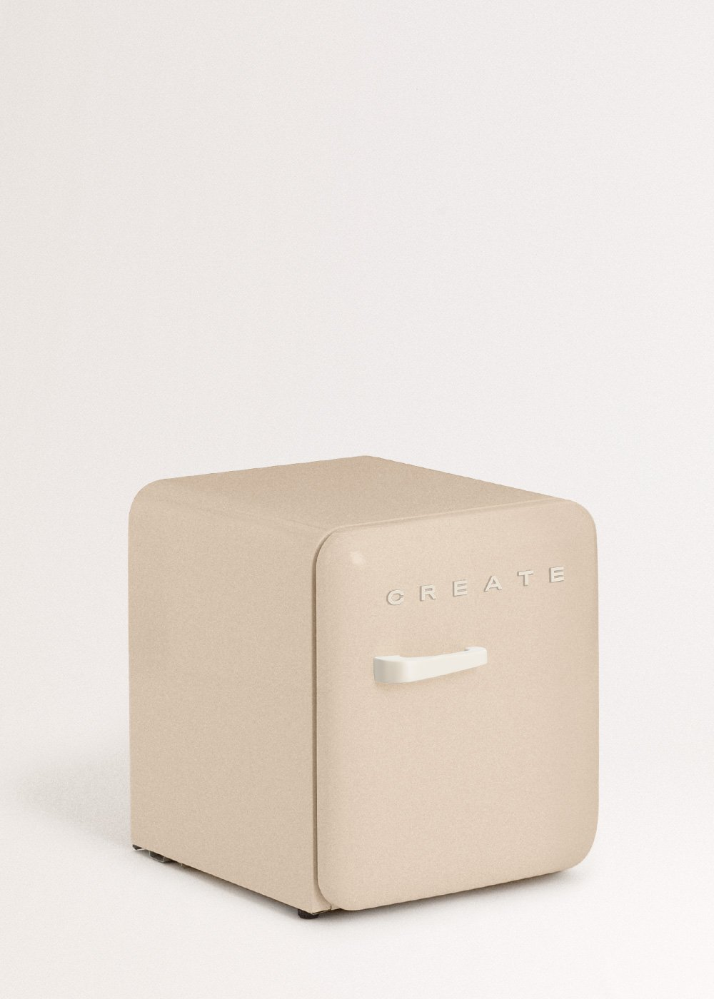 Un mini-refrigerador beige con la palabra 'CREATE' en el frente. Tiene un asa blanca y está sobre un fondo blanco.