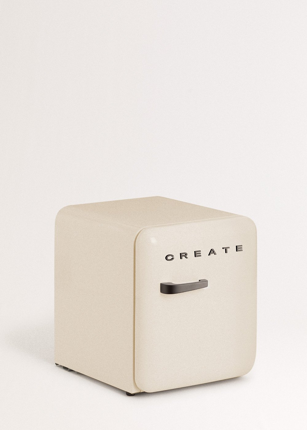 Un mininevera crema con la palabra 'CREATE' en la puerta. Tiene un asa negra y está sobre un fondo blanco.