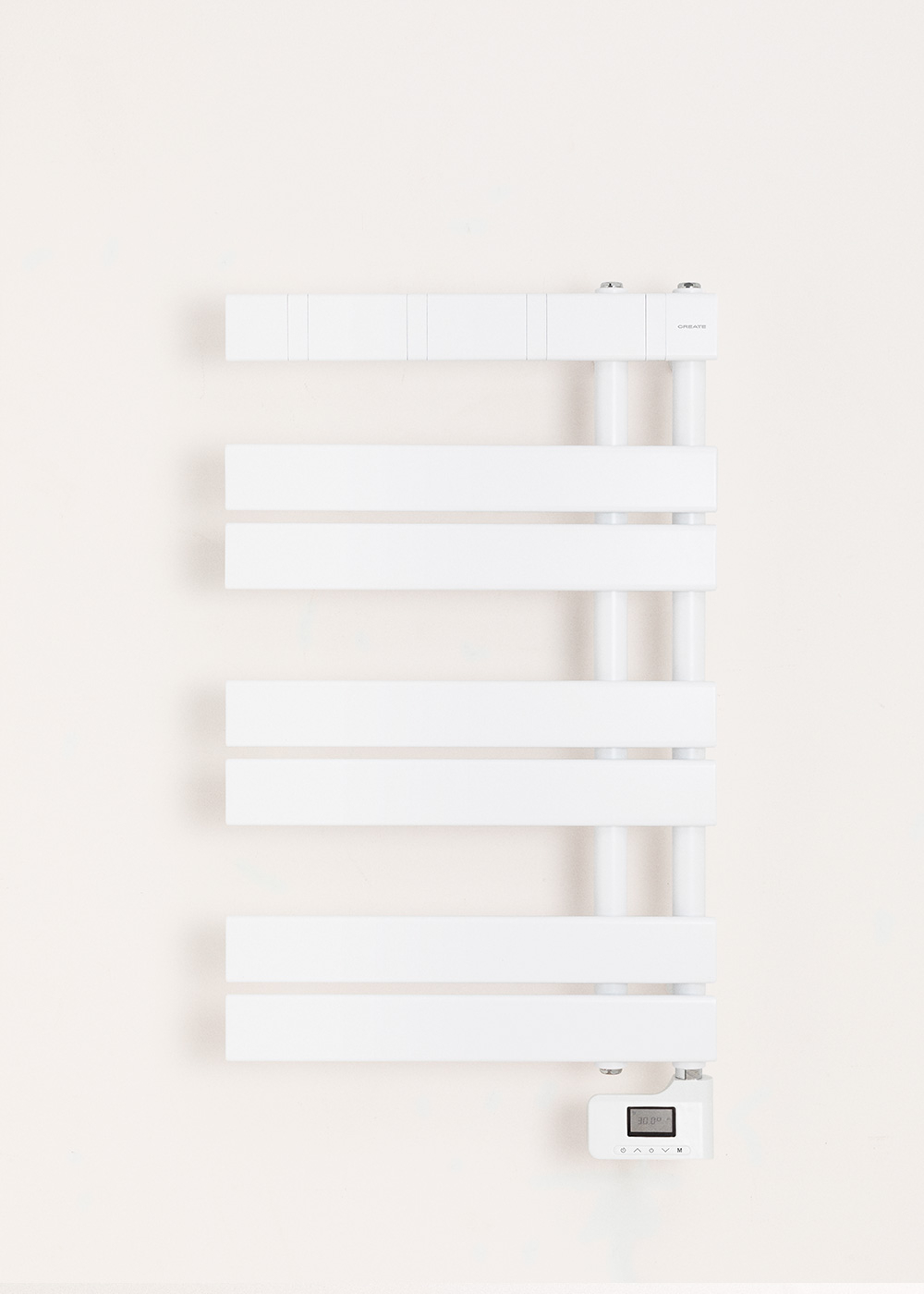 Un radiador de toallas blanco montado en una pared beige claro. Tiene barras horizontales y una pantalla digital.