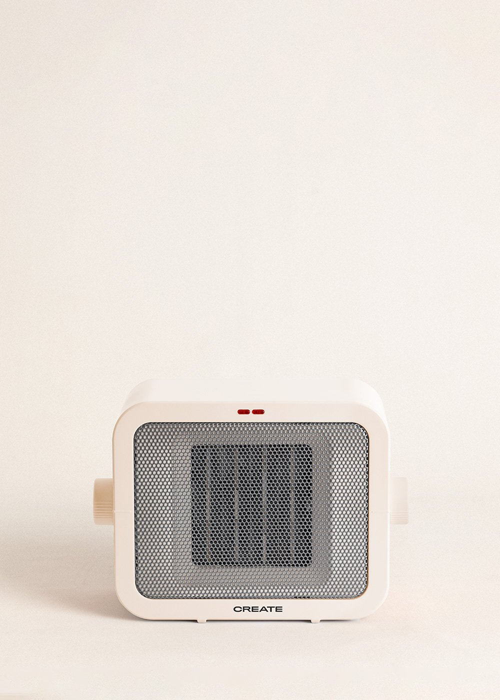 Un calefactor eléctrico blanco y gris. Tiene una rejilla frontal, dos puntos rojos en la parte superior y la palabra CREATE abajo.