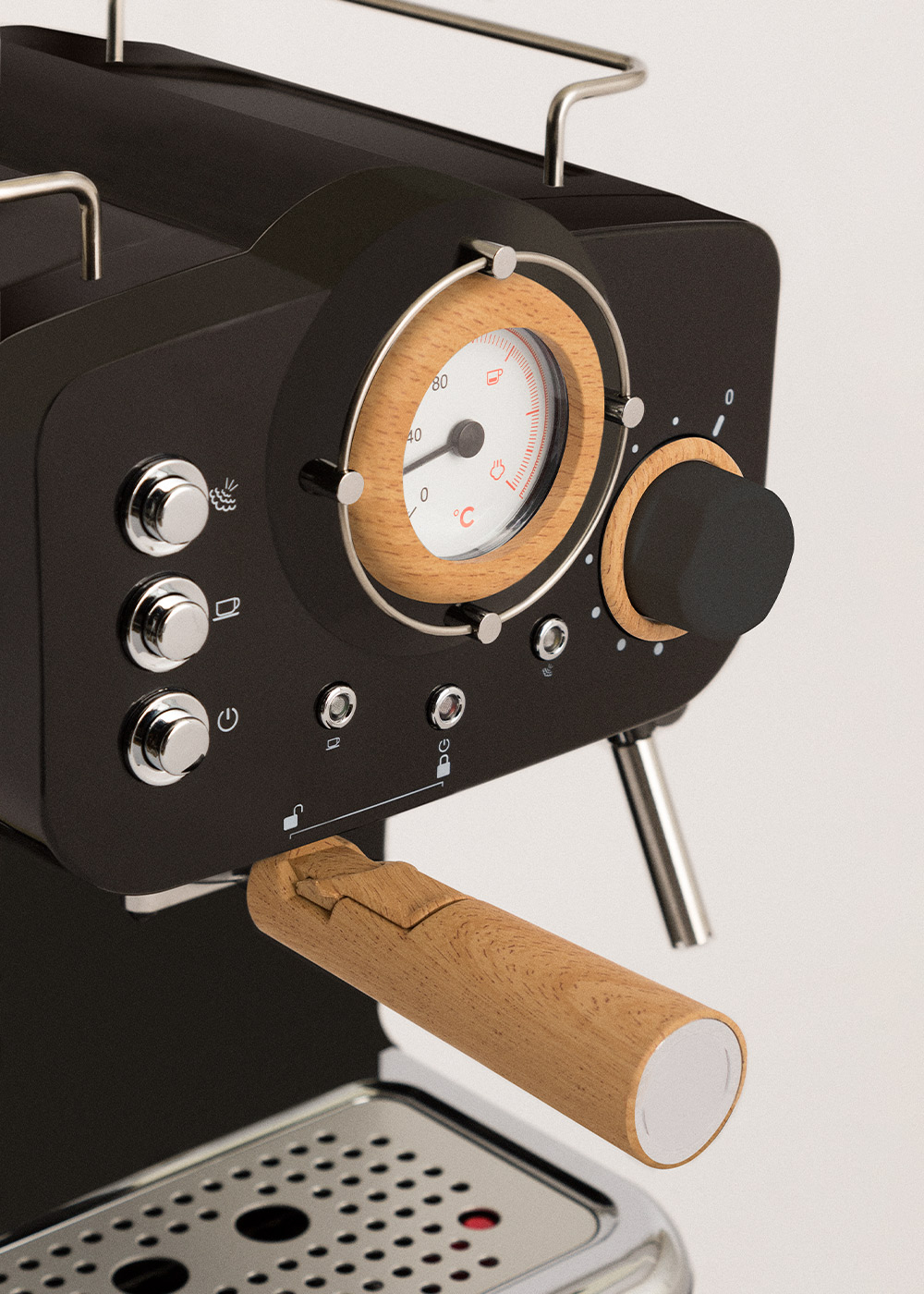 Máquina de espresso negra con detalles en madera. Cuenta con un medidor, botones y un mango de madera. Detalles en acero inoxidable.