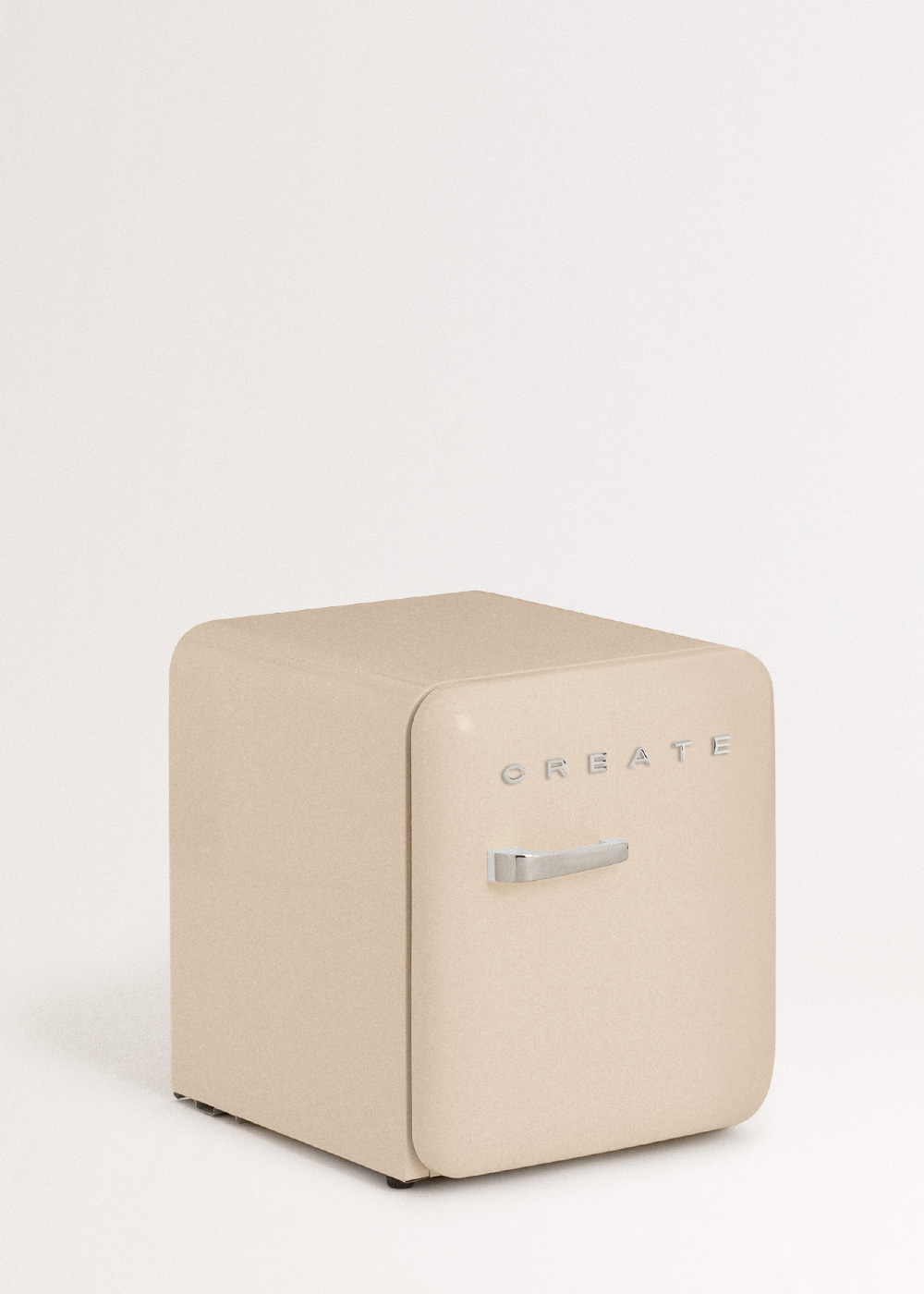 Un mini-refrigerador beige con la palabra 'CREATE', un asa plateada y un fondo blanco.
