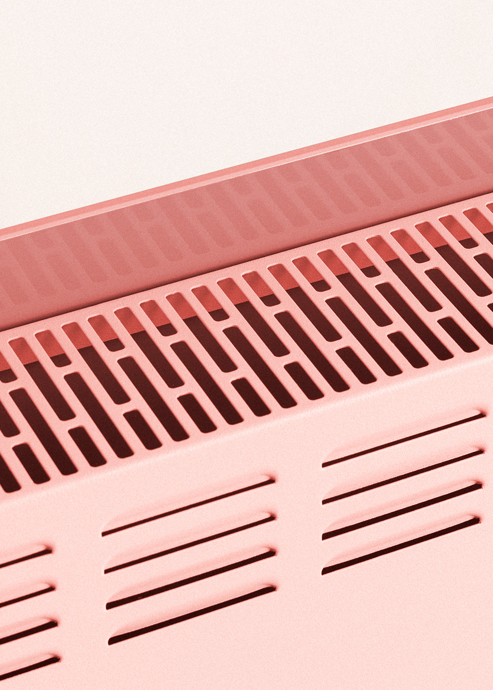 Primer plano de un objeto metálico rosa con ranuras. Tiene recortes rectangulares y líneas horizontales y verticales. El fondo es rosa claro.