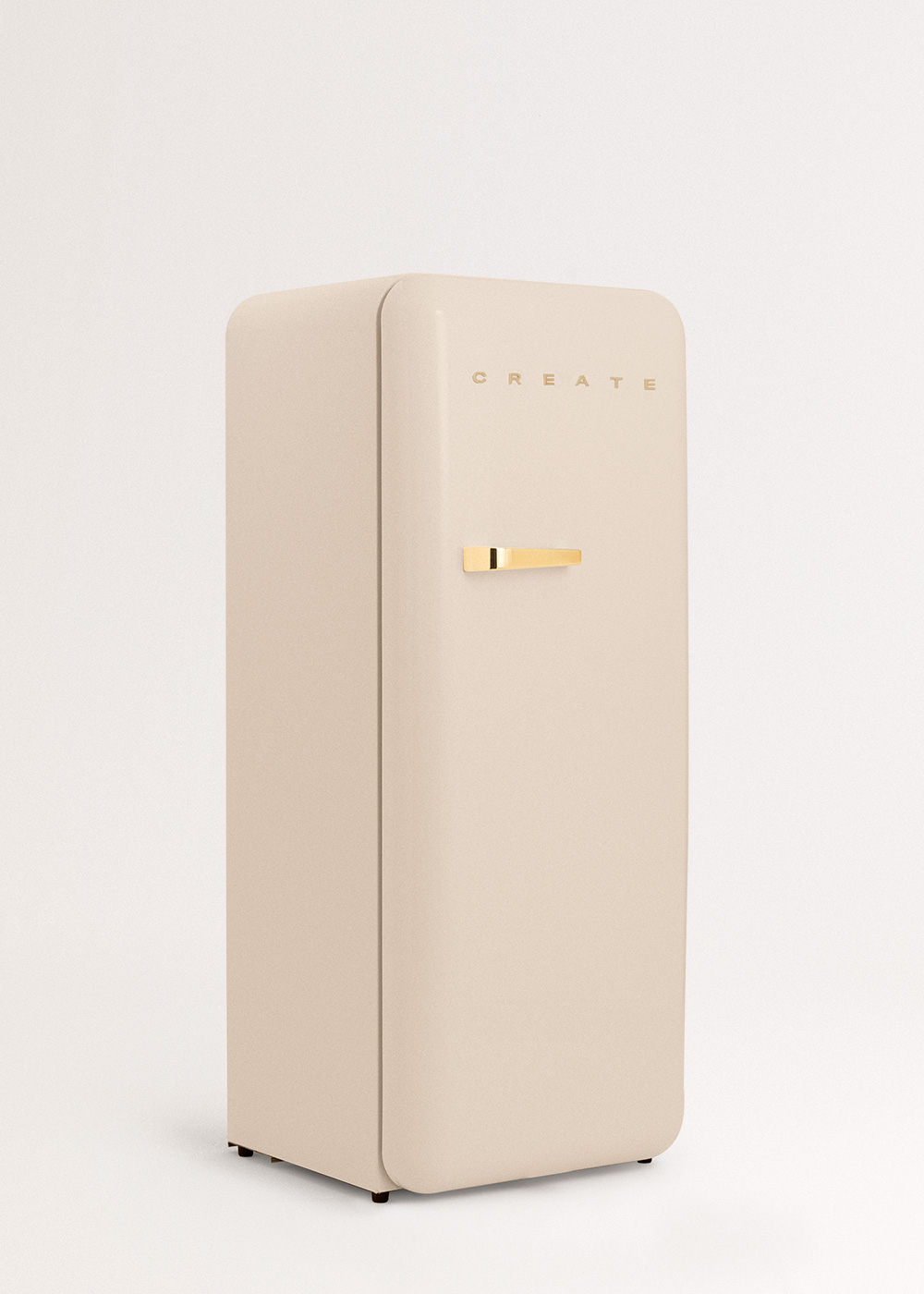 Un refrigerador crema con manija dorada. La palabra 'CREATE' está arriba. El fondo es blanco.