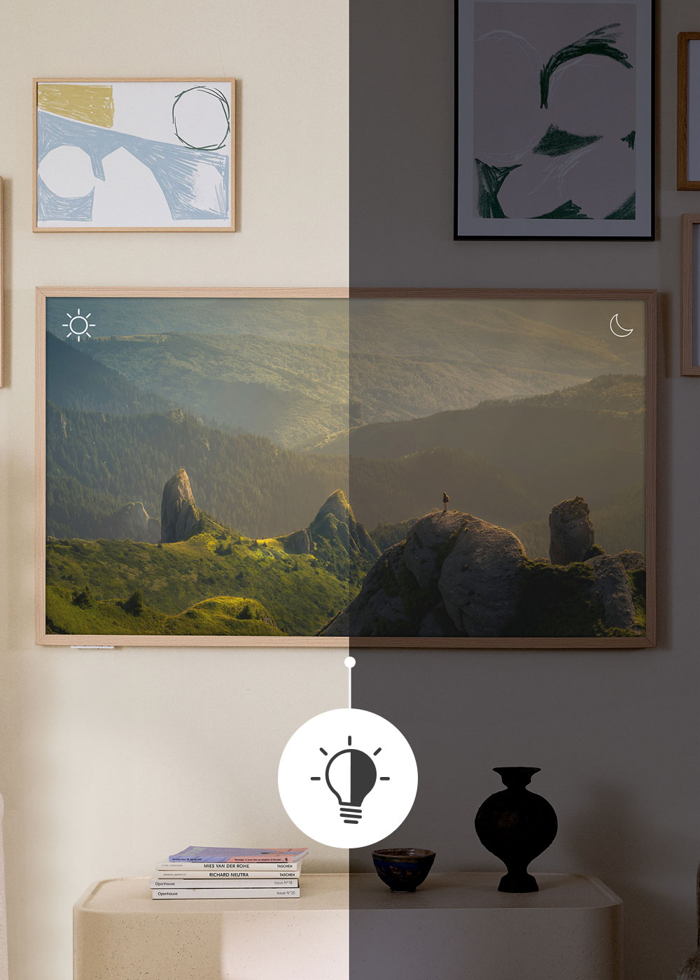 Una foto enmarcada de un paisaje montañoso, dividida con una vista diurna/nocturna. También hay otras obras de arte enmarcadas y una mesa con libros y un jarrón.