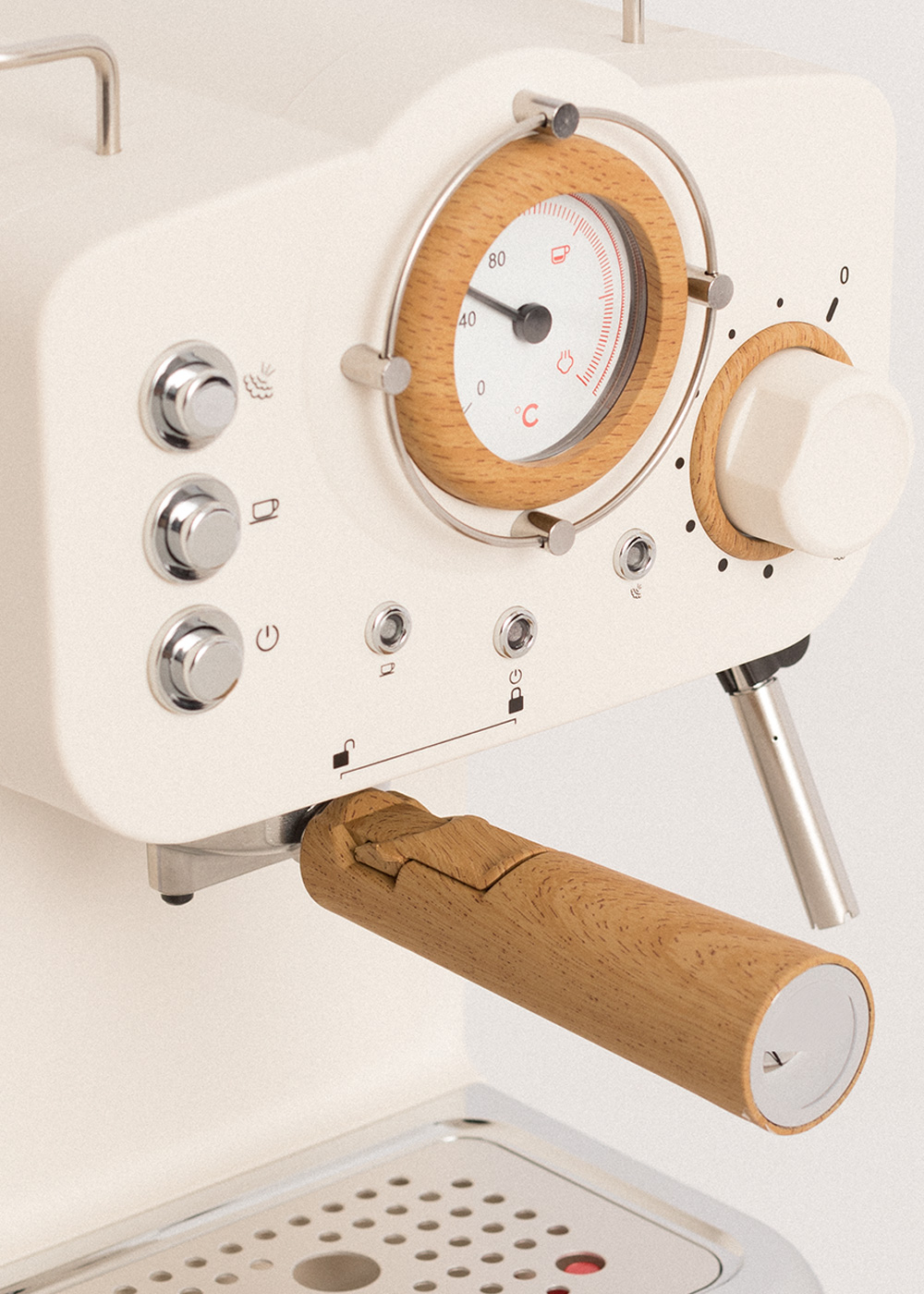 Máquina de espresso crema con detalles de madera. Tiene diales, indicadores y un mango de madera. Detalles de acero inoxidable. El fondo es blanco.