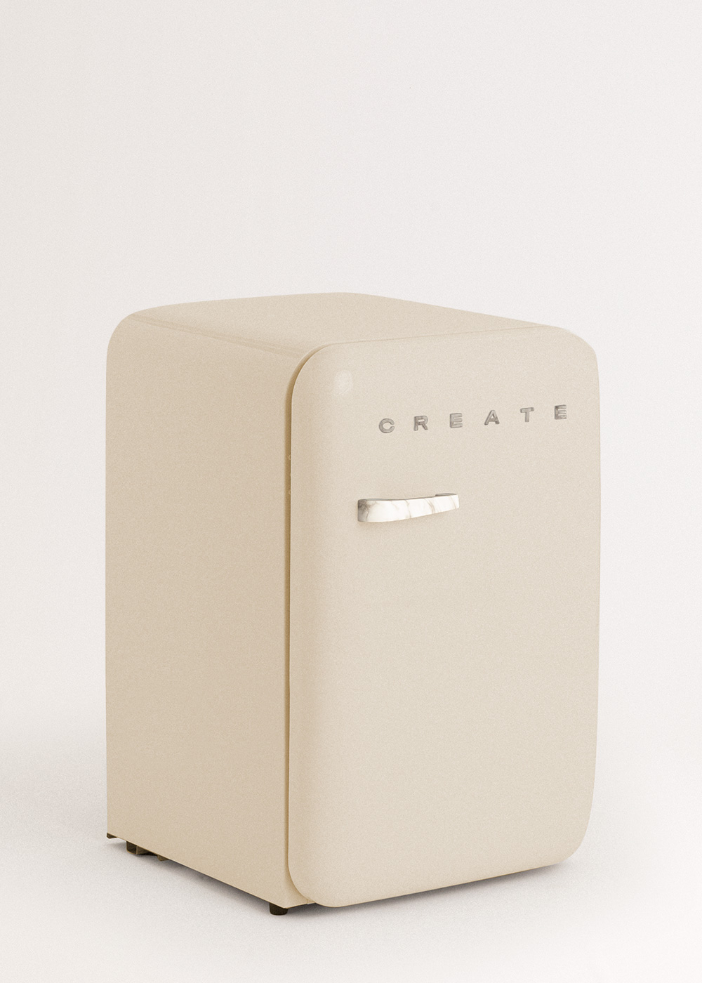 Min nevera color crema con la palabra CREATE encima del asa, sobre un fondo blanco liso.