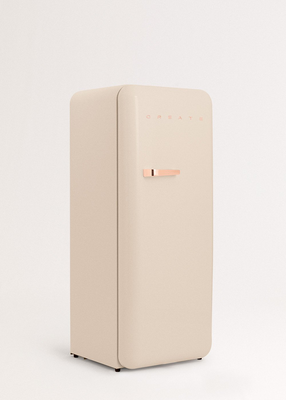 Un refrigerador beige se alza sobre un fondo blanco. Tiene un tirador de cobre y la palabra CREATE.