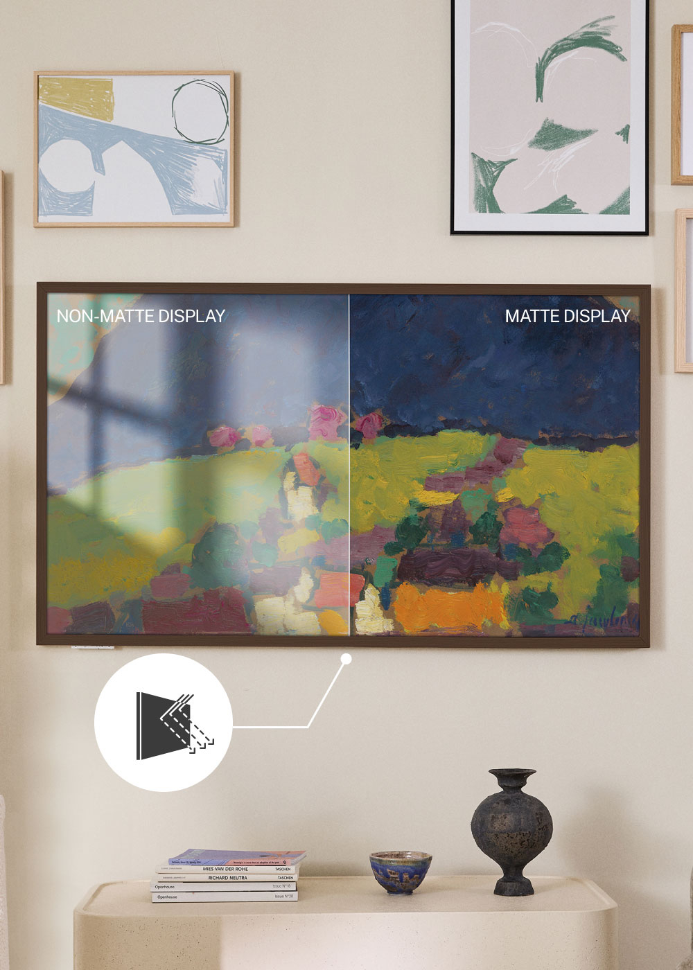 La imagen muestra una pantalla dividida, no mate y mate. Obras de arte en exhibición, con una mesa que contiene libros, un cuenco y un jarrón.
