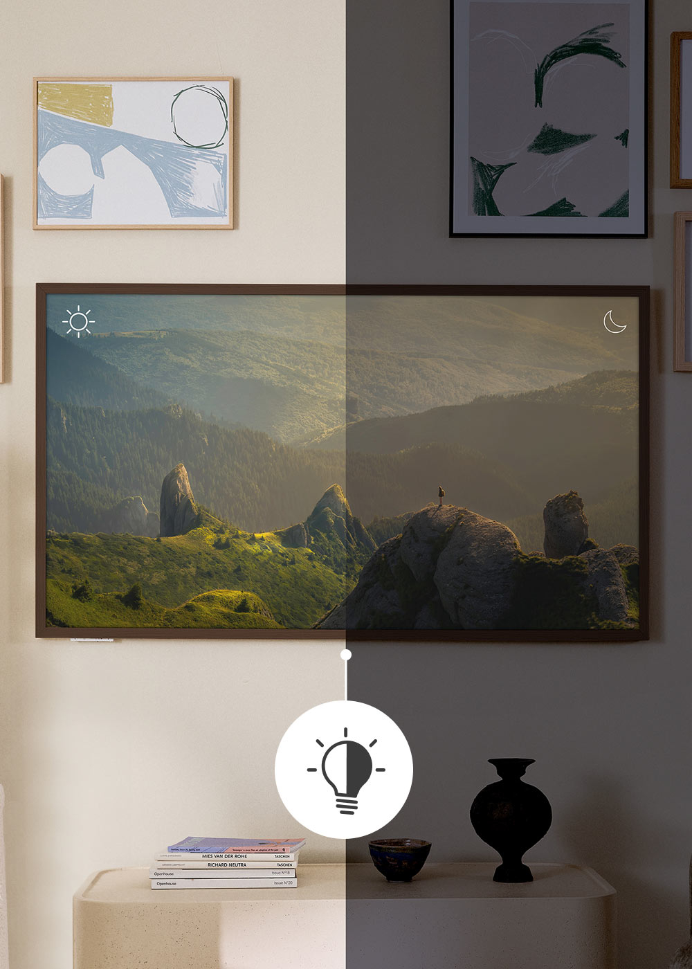 Un paisaje enmarcado que muestra montañas, dividido por día y noche. Obras de arte y objetos sobre una mesa, incluido un jarrón.