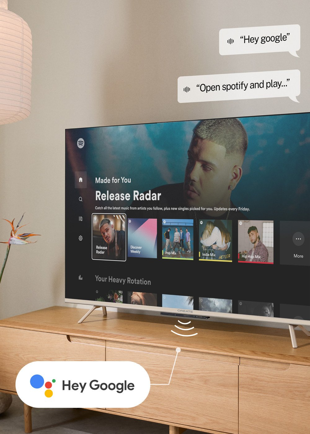 Un televisor muestra Spotify. Las burbujas de voz dicen 'Hey Google' y 'Open Spotify and play...'. Un logotipo de 'Hey Google' está en el gabinete.