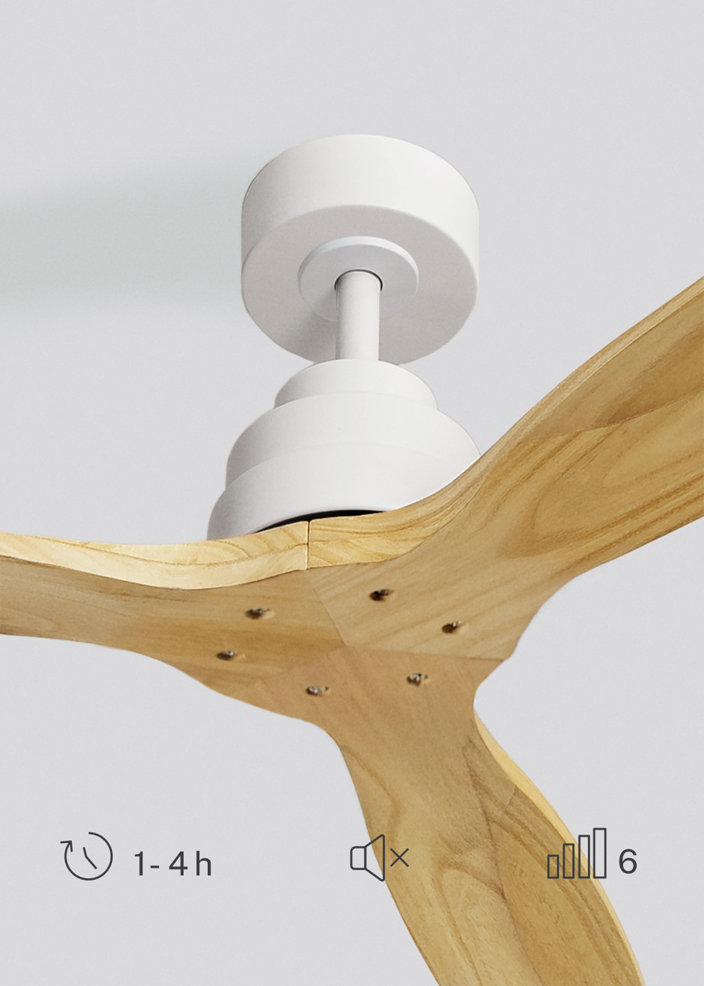 Un ventilador de techo blanco con aspas de madera está montado en un techo blanco. Los iconos indican temporizador y volumen.
