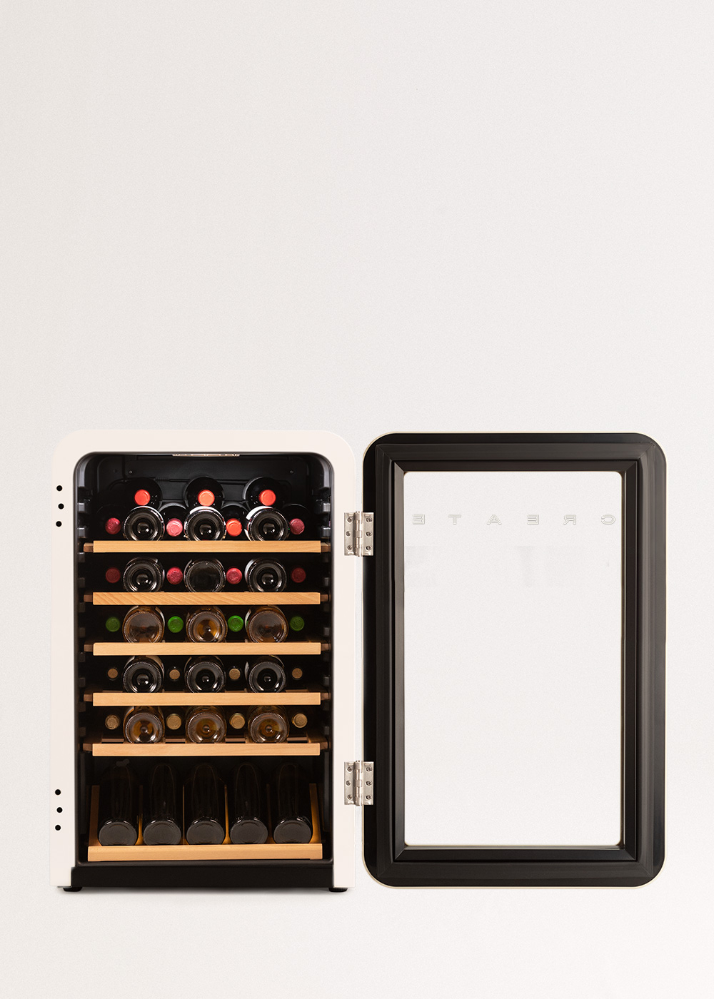Una nevera para vinos blanca con la puerta abierta. Dentro hay botellas de vino en estantes de madera. El marco de la puerta es negro.