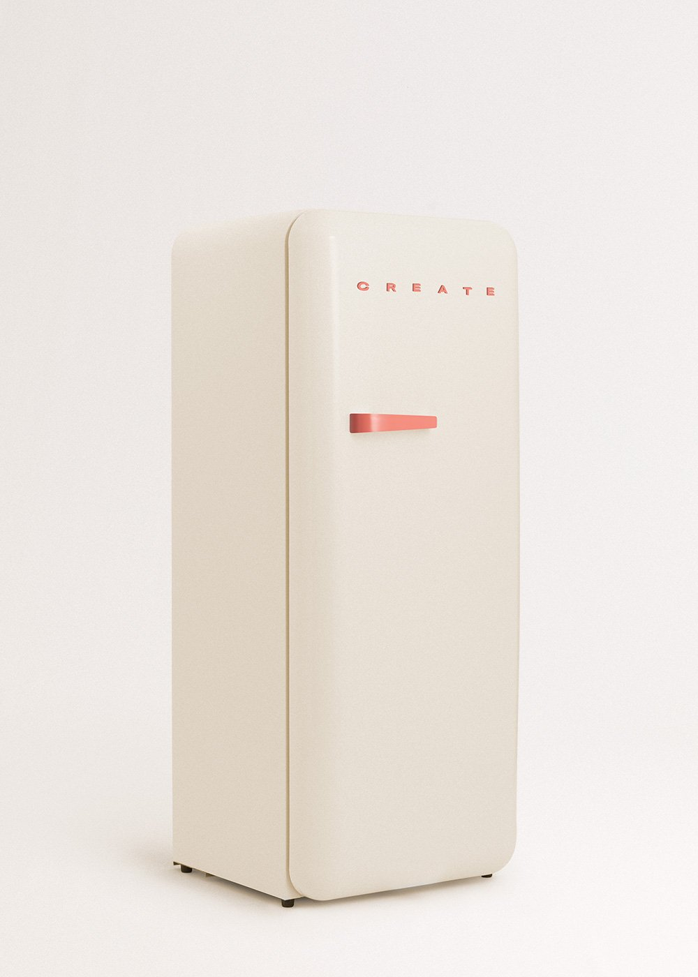 Un refrigerador crema con manija roja y la palabra 'CREATE' en letras rojas. Aislado sobre fondo blanco.