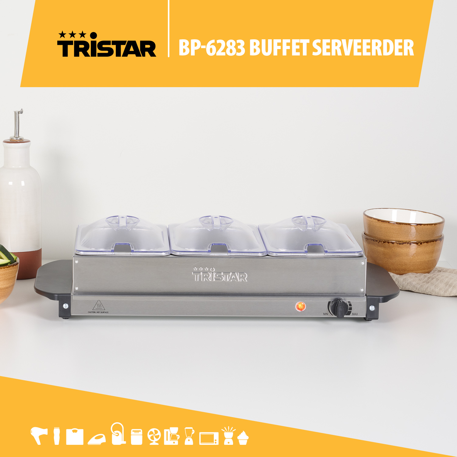 Ein Tristar-Buffet-Servierer mit drei Fächern mit Deckel. Er hat ein Einstellrad und Warnhinweise. Schalen und eine Ölflasche sind daneben.