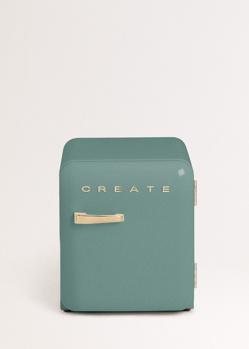 Un mini-refrigerador turquesa con asa dorada y la palabra CREATE en letras doradas sobre un fondo blanco.
