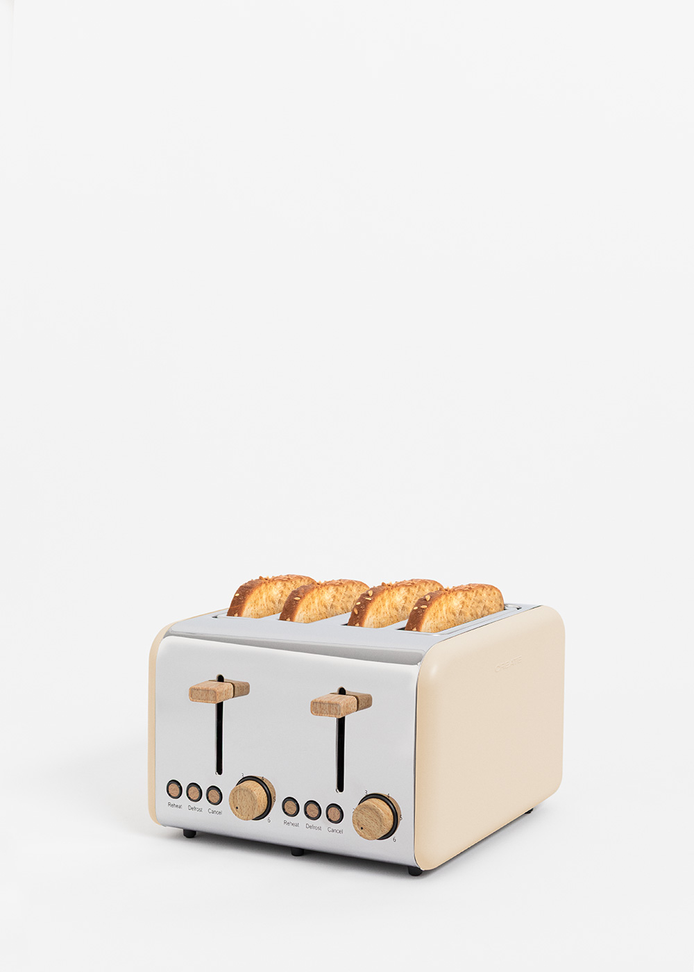 Una tostadora beige con cuatro rebanadas de pan tostado. Tiene perillas de madera y una parte superior plateada. El fondo es blanco.