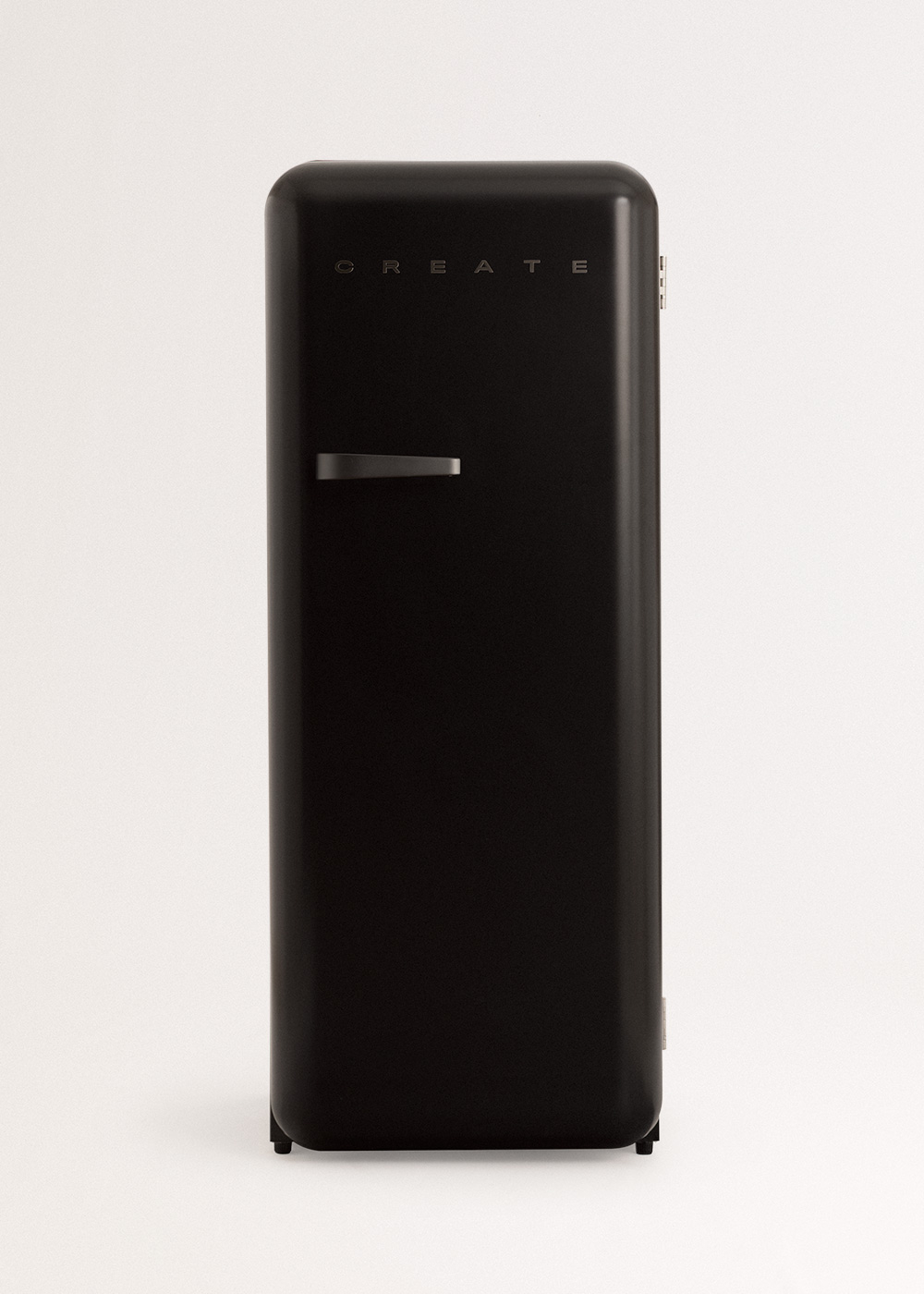 Refrigerador negro con CREATE arriba, manija plateada y fondo blanco.