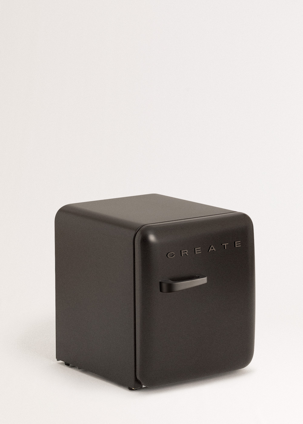 Un pequeño refrigerador negro con 'CREATE' en la puerta. Tiene un asa y está sobre un fondo blanco.