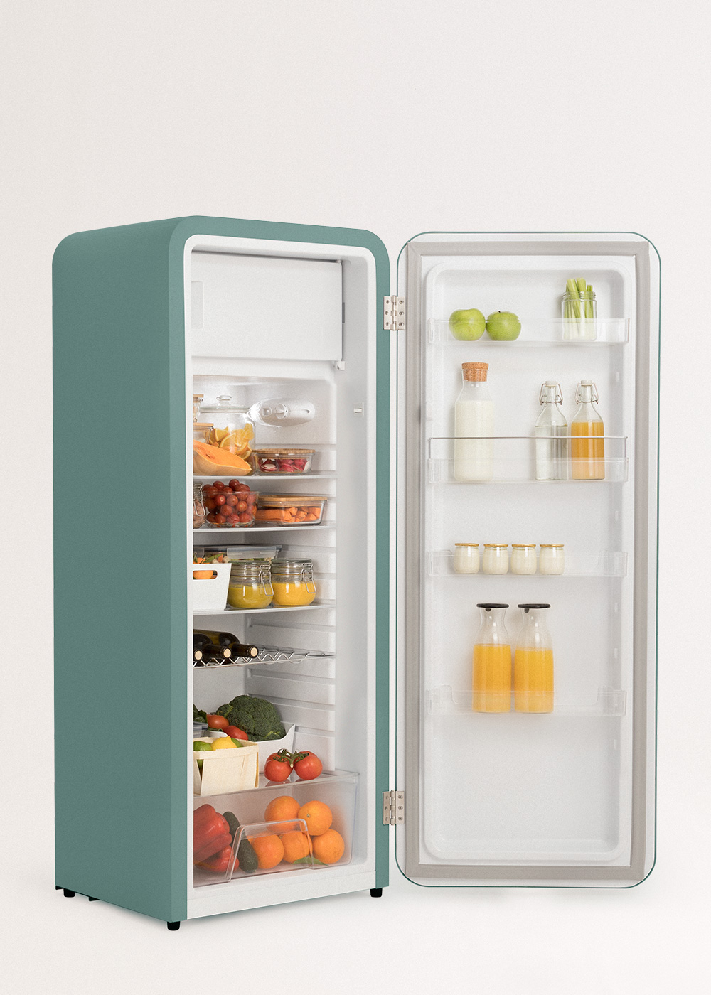 Refrigerador turquesa abierto lleno de frutas, verduras y bebidas. Se ven manzanas, naranjas, botellas de jugo y yogur.